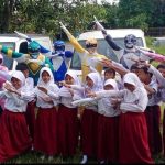 Viral Superhero Pink antar makanan dari SPPG Sumberharjo 2 di Prambanan