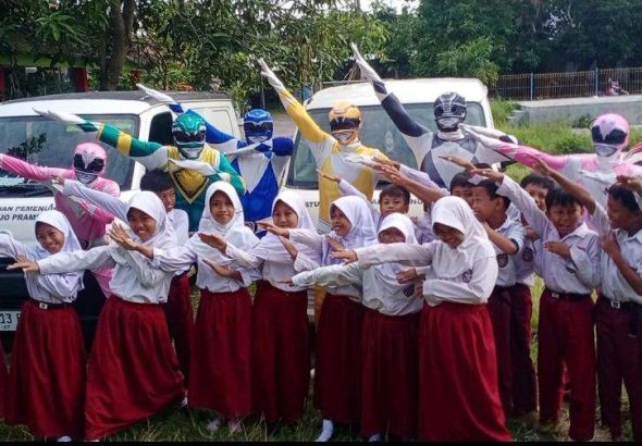 Viral Superhero Pink antar makanan dari SPPG Sumberharjo 2 di Prambanan
