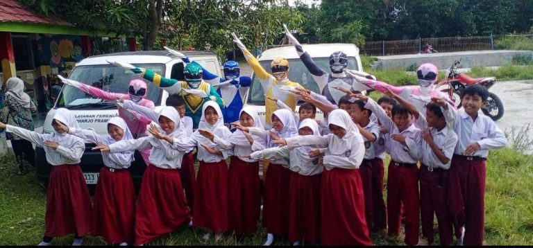 Viral Superhero Pink antar makanan dari SPPG Sumberharjo 2 di Prambanan