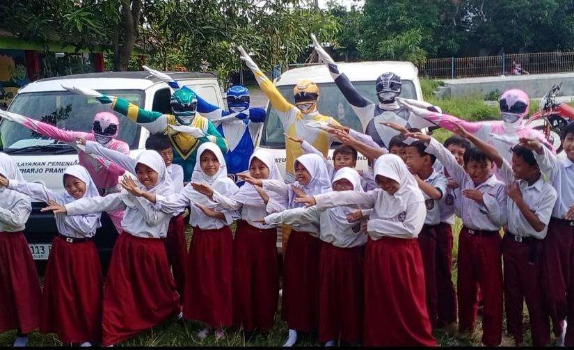 Viral Superhero Pink antar makanan dari SPPG Sumberharjo 2 di Prambanan