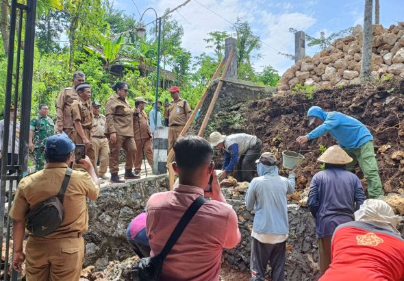 Pimpin Langsung Gotong Royong, Bupati Tinjau Pembangunan di 8 Kalurahan Se-Girisubo