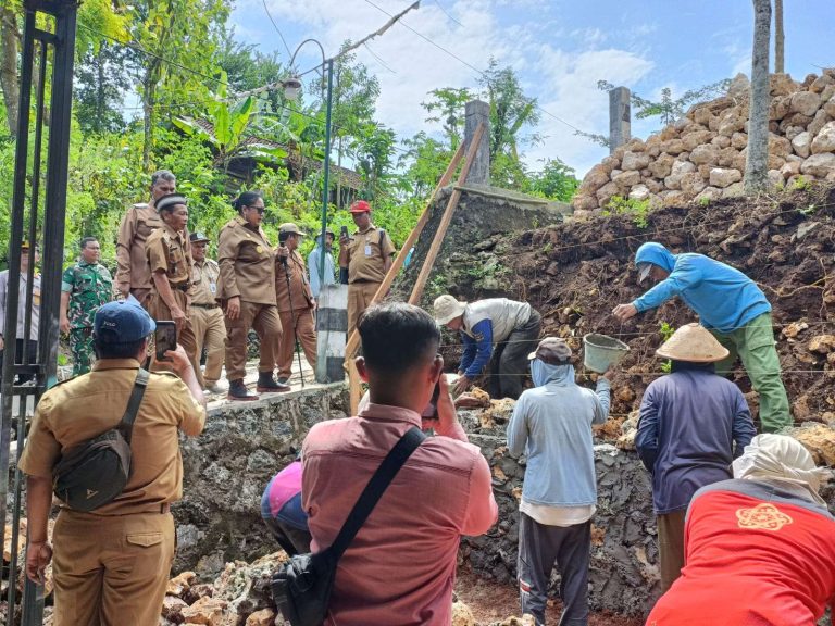 Pimpin Langsung Gotong Royong, Bupati Tinjau Pembangunan di 8 Kalurahan Se-Girisubo