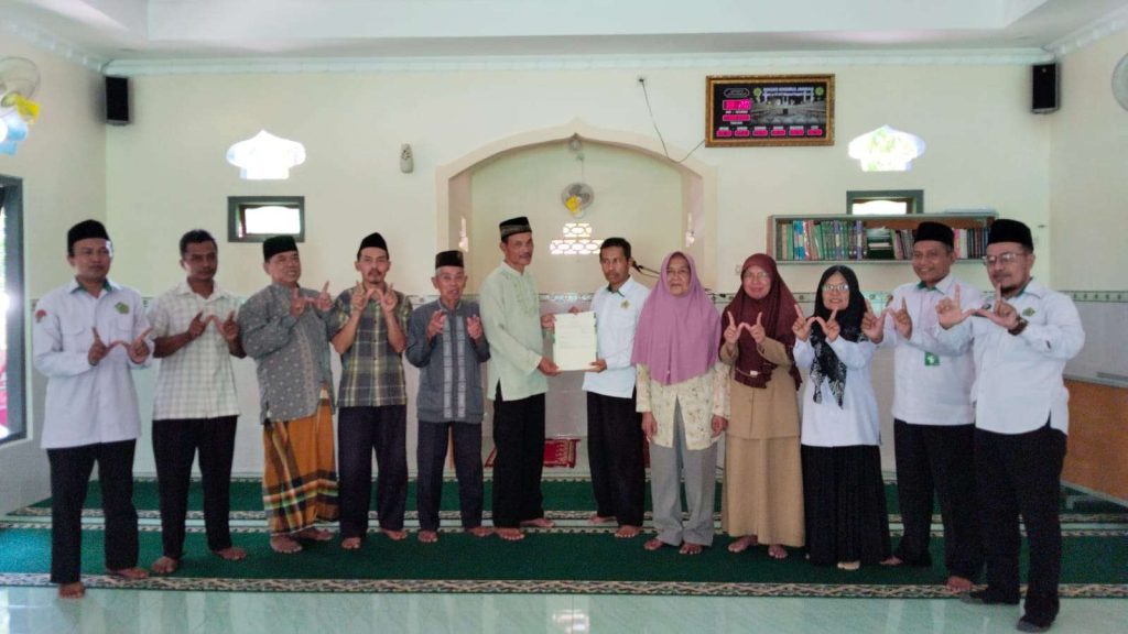 Perkuat Legalitas Aset Umat; KUA Pengasih Serahkan Sertipikat Wakaf Masjid Khoirul Jannah