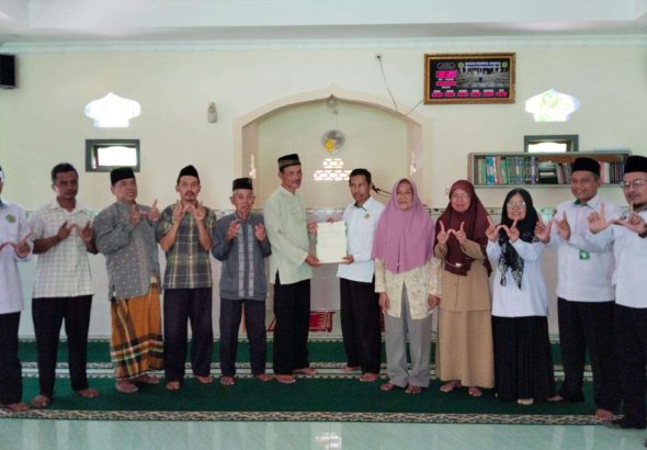 Perkuat Legalitas Aset Umat; KUA Pengasih Serahkan Sertipikat Wakaf Masjid Khoirul Jannah
