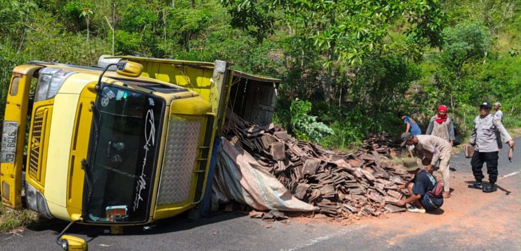 Truk Pengangkut Genteng Terguling di Tanjakan Towati Tepus, Supir Belum Menguasai Medan  