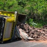 Truk Pengangkut Genteng Terguling di Tanjakan Towati Tepus, Supir Belum Menguasai Medan  