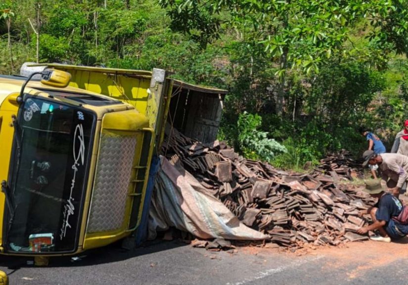 Truk Pengangkut Genteng Terguling di Tanjakan Towati Tepus, Supir Belum Menguasai Medan  
