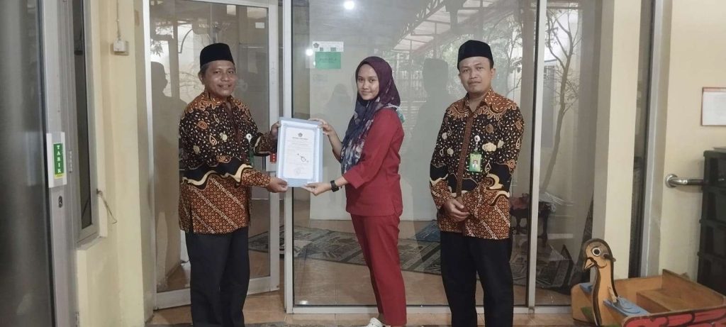 KUA Pengasih Serahkan Sertifikat Ukur Kiblat untuk Musholla Pengasih Husada