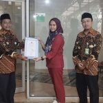 KUA Pengasih Serahkan Sertifikat Ukur Kiblat untuk Musholla Pengasih Husada