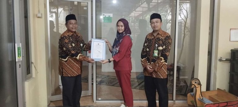 KUA Pengasih Serahkan Sertifikat Ukur Kiblat untuk Musholla Pengasih Husada KUA Pengasih Serahkan Sertifikat Ukur Kiblat untuk Musholla Pengasih Husada