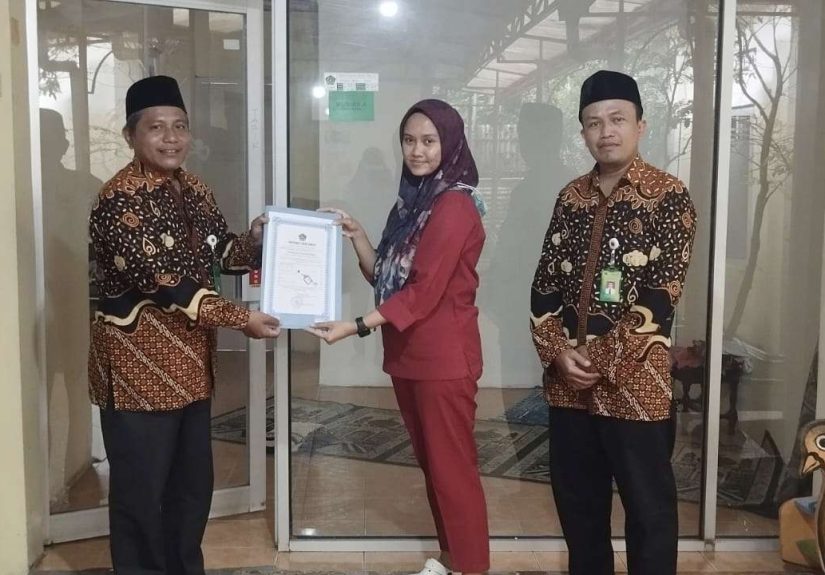KUA Pengasih Serahkan Sertifikat Ukur Kiblat untuk Musholla Pengasih Husada