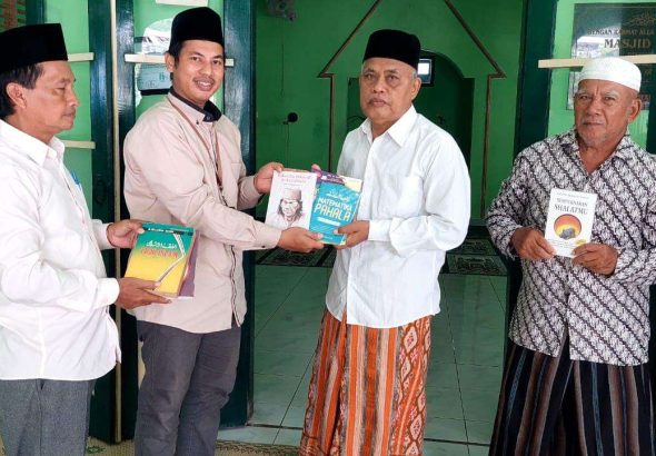 Dari Mimbar ke Aksi Sosial, Penyuluh KUA Sewon Tebar Qur’an, Buku, dan alat kebersihan di Masjid Al-Amin Miri Dari Mimbar ke Aksi Sosial, Penyuluh KUA Sewon Tebar Qur’an, Buku, dan alat kebersihan di Masjid Al-Amin Miri