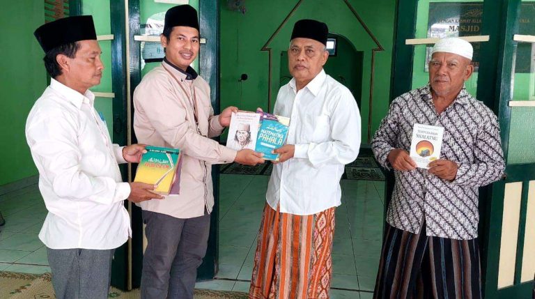 Dari Mimbar ke Aksi Sosial, Penyuluh KUA Sewon Tebar Qur’an, Buku, dan alat kebersihan di Masjid Al-Amin Miri Dari Mimbar ke Aksi Sosial, Penyuluh KUA Sewon Tebar Qur’an, Buku, dan alat kebersihan di Masjid Al-Amin Miri