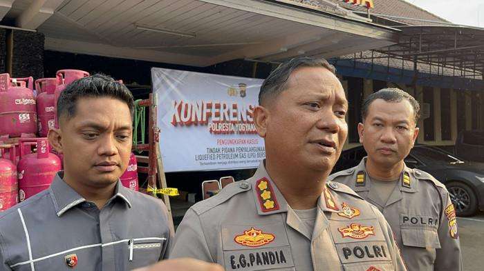 Bentrokan Geng Pelajar di Kotabaru: 3 Diringkus di Cilacap, Polisi Buru 4 DPO Bentrokan Geng Pelajar di Kotabaru: 3 Diringkus di Cilacap, Polisi Buru 4 DPO