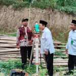 Tim Kalibrasi Kemenag Kulon Progo dan KUA Pengasih Ukur Arah Kiblat Calon Masjid At-Taqwa Derwolo