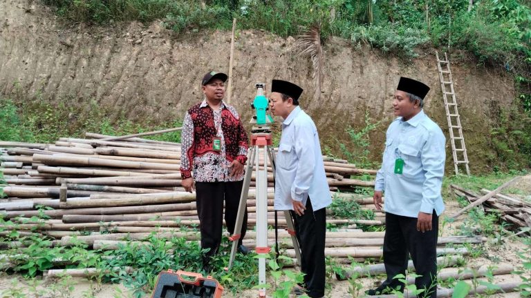 Tim Kalibrasi Kemenag Kulon Progo dan KUA Pengasih Ukur Arah Kiblat Calon Masjid At-Taqwa Derwolo Tim Kalibrasi Kemenag Kulon Progo dan KUA Pengasih Ukur Arah Kiblat Calon Masjid At-Taqwa Derwolo