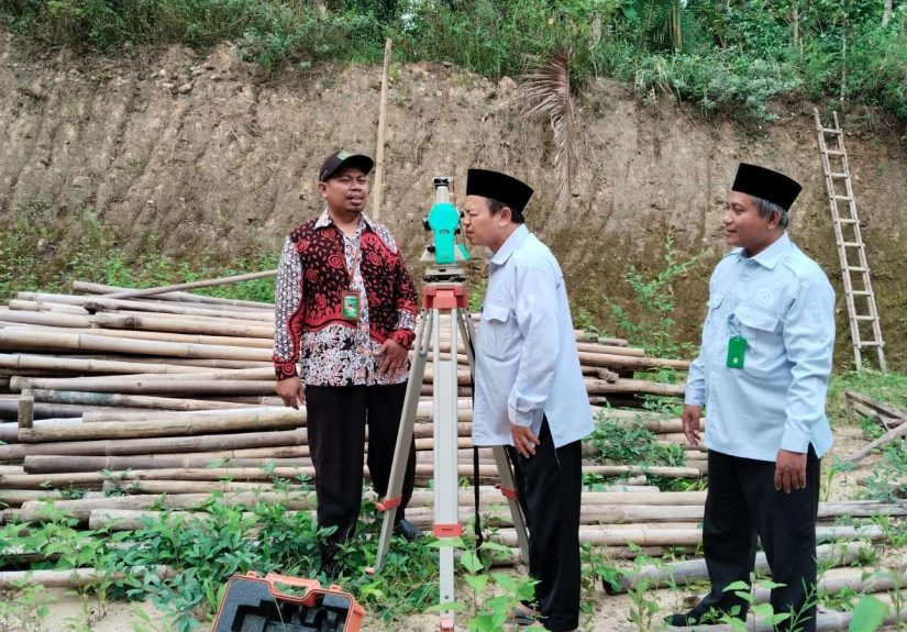 Tim Kalibrasi Kemenag Kulon Progo dan KUA Pengasih Ukur Arah Kiblat Calon Masjid At-Taqwa Derwolo