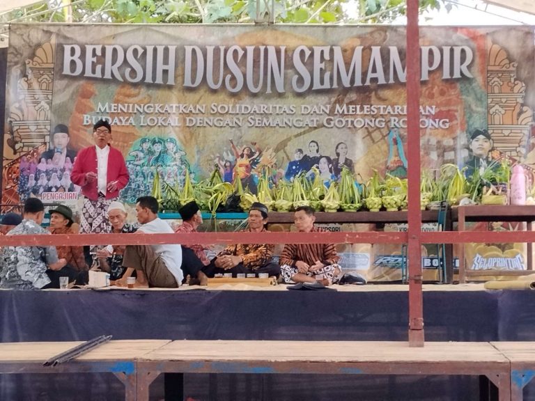 Warga Masyarakat Sangat Antusias Ikuti Kirab Budaya Bersih Dusun Padukuhan Semampir Tahun 2026 Warga Masyarakat Sangat Antusias Ikuti Kirab Budaya Bersih Dusun Padukuhan Semampir Tahun 2026