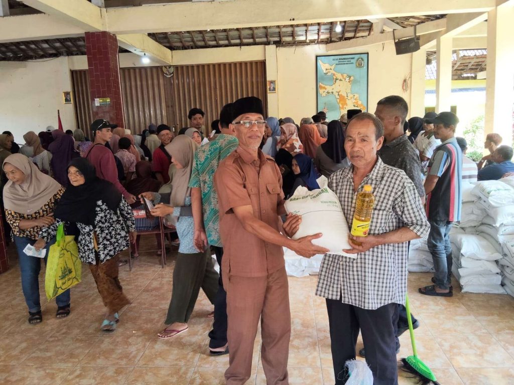 1.118 KPM Di Sumberwungu Terima Bantuan Beras dan Minyak Goreng CCP Bulog 1.118 KPM Di Sumberwungu Terima Bantuan Beras dan Minyak Goreng CCP Bulog