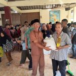 1.118 KPM Di Sumberwungu Terima Bantuan Beras dan Minyak Goreng CCP Bulog