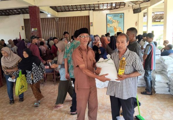 1.118 KPM Di Sumberwungu Terima Bantuan Beras dan Minyak Goreng CCP Bulog