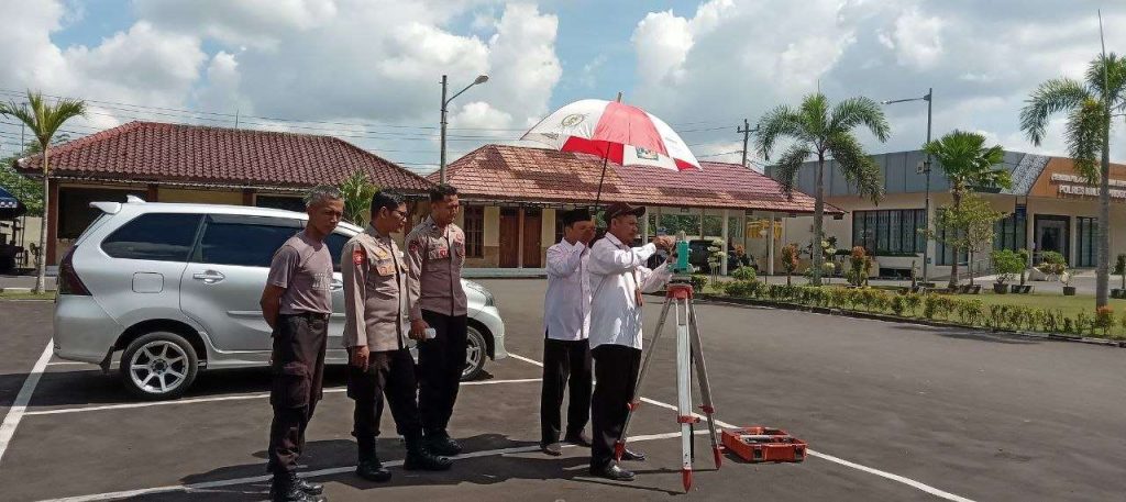 Akurasi Kiblat Terjamin, Tim Kalibrasi Kemenag Kulon Progo & KUA Pengasih Ukur Arah Kiblat di Polres Kulon Progo Akurasi Kiblat Terjamin, Tim Kalibrasi Kemenag Kulon Progo & KUA Pengasih Ukur Arah Kiblat di Polres Kulon Progo