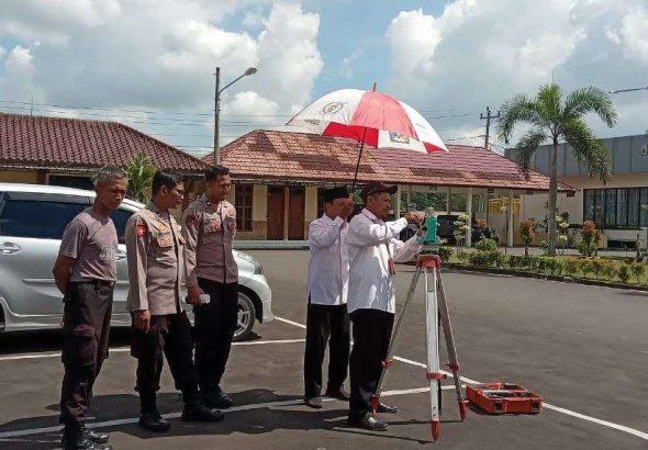 Akurasi Kiblat Terjamin, Tim Kalibrasi Kemenag Kulon Progo & KUA Pengasih Ukur Arah Kiblat di Polres Kulon Progo