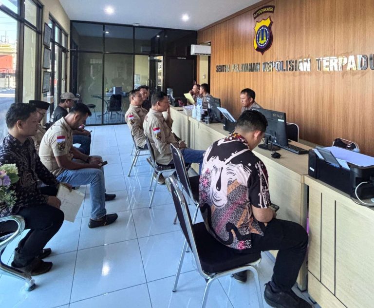 Ikatan Keluarga Besar Minangkabau Yogyakarta Laporkan Abu Janda ke Polda DIY Atas Dugaan Ujaran Menyinggung Ikatan Keluarga Besar Minangkabau Yogyakarta Laporkan Abu Janda ke Polda DIY Atas Dugaan Ujaran Menyinggung