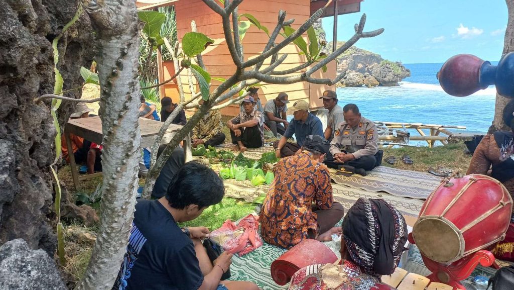 Lestarikan Warisan Luhur, Polri dan TNI Hadir Mengawal Tradisi Ngalangi Bersih Dusun Tilas Winangun di Pantai Nglambor Lestarikan Warisan Luhur, Polri dan TNI Hadir Mengawal Tradisi Ngalangi Bersih Dusun Tilas Winangun di Pantai Nglambor