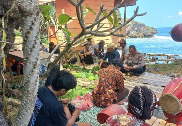 Lestarikan Warisan Luhur, Polri dan TNI Hadir Mengawal Tradisi Ngalangi Bersih Dusun Tilas Winangun di Pantai Nglambor
