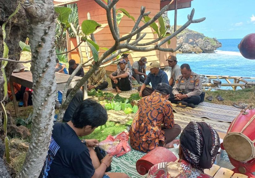 Lestarikan Warisan Luhur, Polri dan TNI Hadir Mengawal Tradisi Ngalangi Bersih Dusun Tilas Winangun di Pantai Nglambor