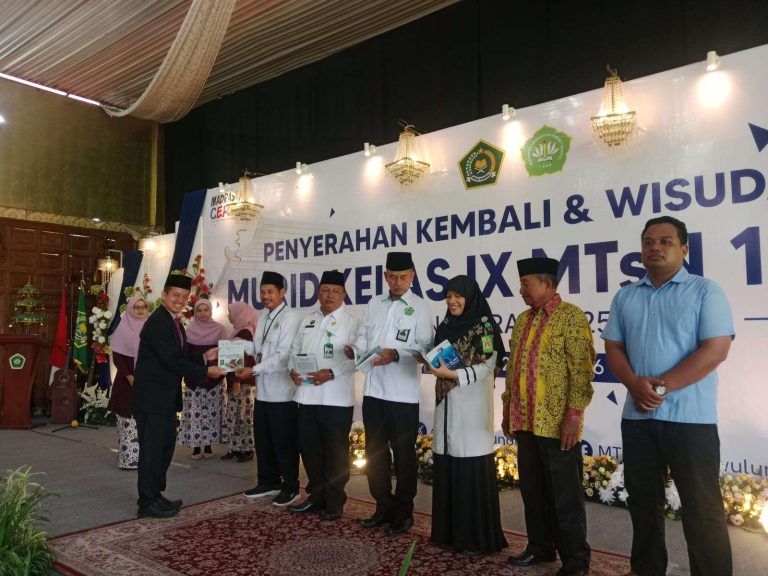 Penyuluh Agama KUA Sewon Hadiri Wisuda Tahfidz MTsN 1 Bantul Penyuluh Agama KUA Sewon Hadiri Wisuda Tahfidz MTsN 1 Bantul