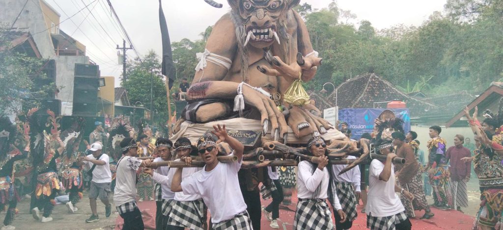 Jaga Kelestarian Budaya: Polsek Tepus Amankan Kirab Gunungan dan Parade Sound Horeg Rasul Tilas Winangun