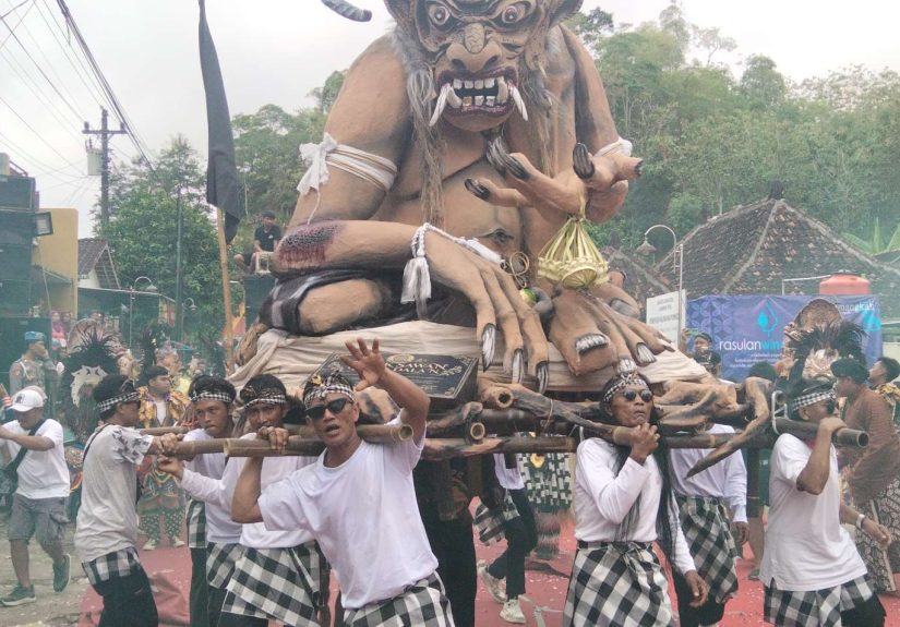 Jaga Kelestarian Budaya: Polsek Tepus Amankan Kirab Gunungan dan Parade Sound Horeg Rasul Tilas Winangun
