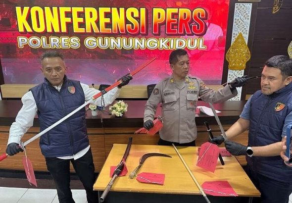 Dua Debt Collector di Gunungkidul Diringkus Polisi Bawa Celurit dan Katana Saat Menagih Utang Dua Debt Collector di Gunungkidul Diringkus Polisi Bawa Celurit dan Katana Saat Menagih Utang
