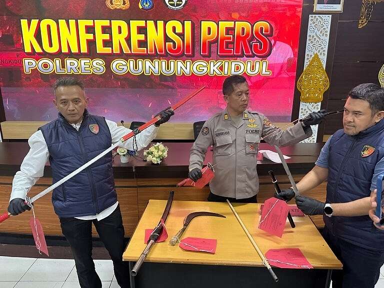 Dua Debt Collector di Gunungkidul Diringkus Polisi Bawa Celurit dan Katana Saat Menagih Utang Dua Debt Collector di Gunungkidul Diringkus Polisi Bawa Celurit dan Katana Saat Menagih Utang