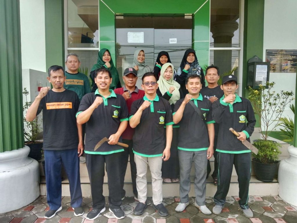 Lewat Kerja Bakti GEMAH ASRI, Kantor Urusan Agama Sewon Bangun Budaya Sehat, Bersih, dan Peduli Lingkungan