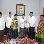 Ketua PARNU Dobalan Rustam Nawawi Serahkan Tali Asih, Jaga Tradisi Tilik Haji di Gandok Bantul
