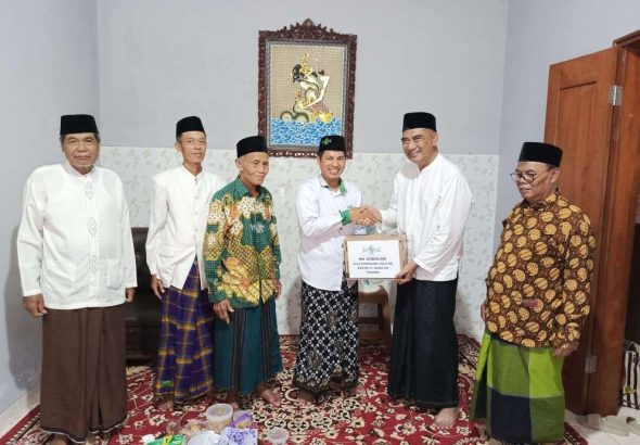 Ketua PARNU Dobalan Rustam Nawawi Serahkan Tali Asih, Jaga Tradisi Tilik Haji di Gandok Bantul