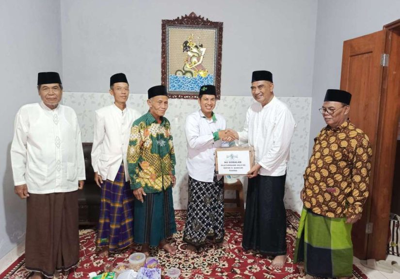 Ketua PARNU Dobalan Rustam Nawawi Serahkan Tali Asih, Jaga Tradisi Tilik Haji di Gandok Bantul