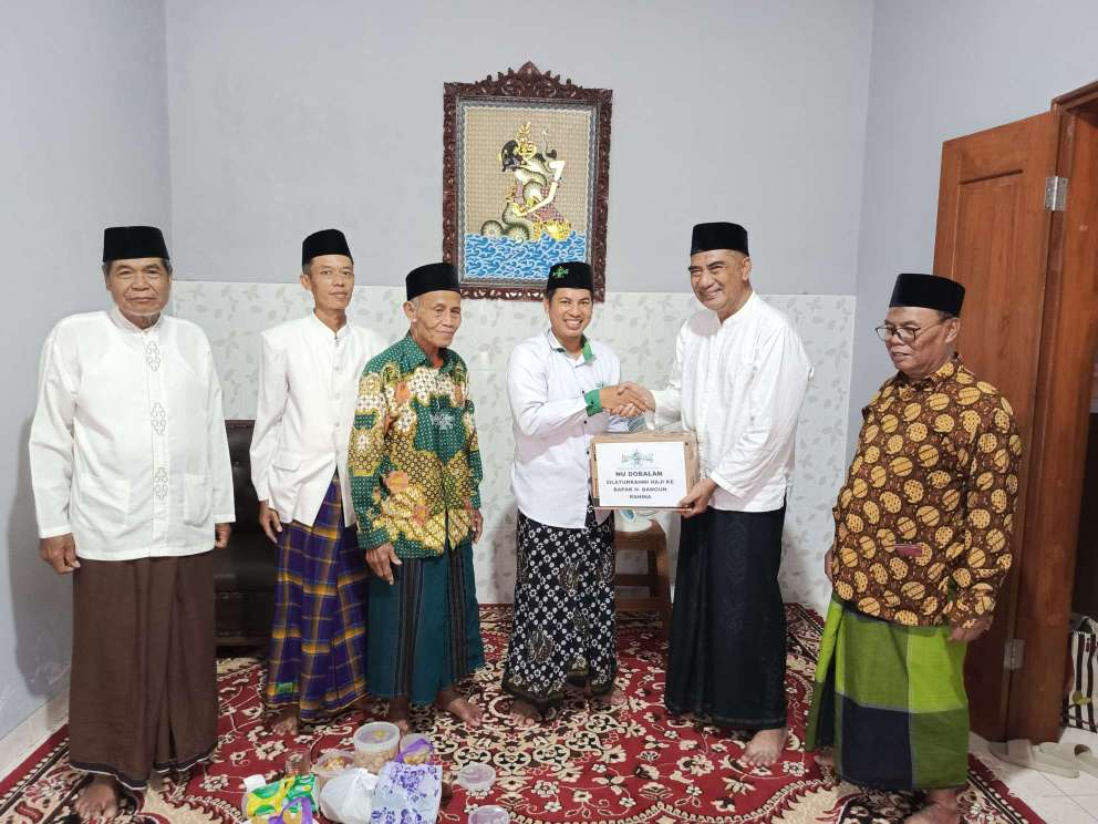 Ketua PARNU Dobalan Rustam Nawawi Serahkan Tali Asih, Jaga Tradisi Tilik Haji di Gandok Bantul Ketua PARNU Dobalan Rustam Nawawi Serahkan Tali Asih, Jaga Tradisi Tilik Haji di Gandok Bantul
