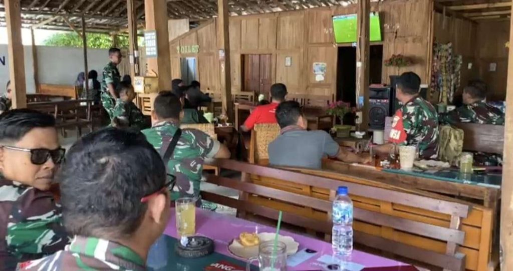Pererat Kemanunggalan TNI‑Rakyat, Anggota Kodim Gunungkidul Gelar Nobar Piala Dunia di Angkringan Pak Zam Pererat Kemanunggalan TNI‑Rakyat, Anggota Kodim Gunungkidul Gelar Nobar Piala Dunia di Angkringan Pak Zam