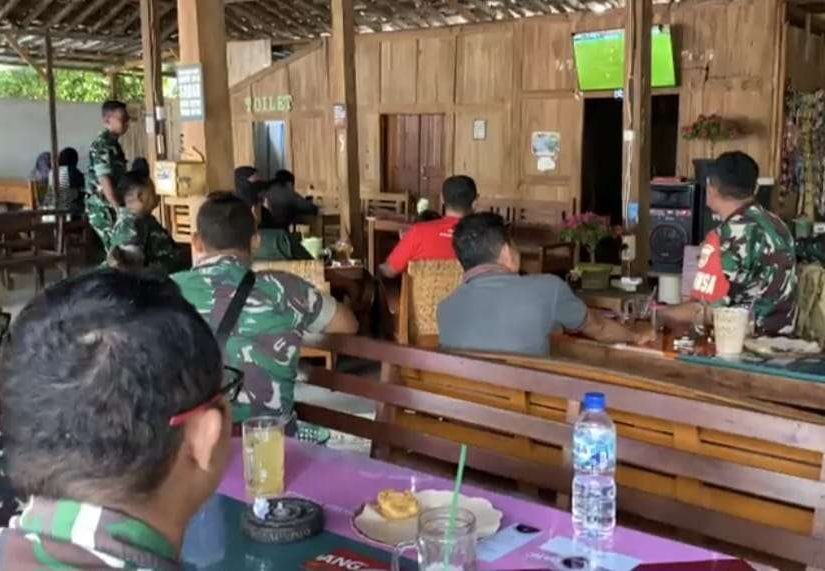 Pererat Kemanunggalan TNI‑Rakyat, Anggota Kodim Gunungkidul Gelar Nobar Piala Dunia di Angkringan Pak Zam