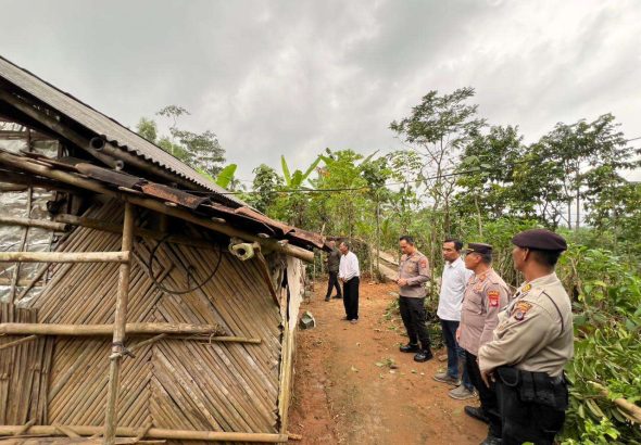 Sinergi Polri‑Baznas Bedah Rumah Mbah Waluyo di Tambakromo Gunungkidul Sinergi Polri‑Baznas Bedah Rumah Mbah Waluyo di Tambakromo Gunungkidul