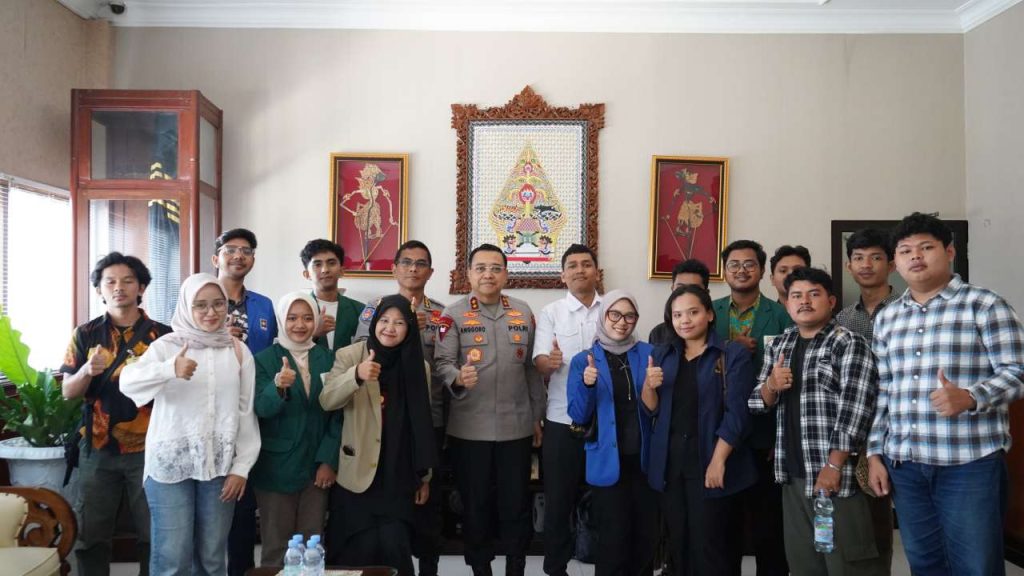 Kapolda DIY Salurkan Bantuan Biaya Hidup bagi 306 Mahasiswa Sumatera Terdampak Banjir Bandang