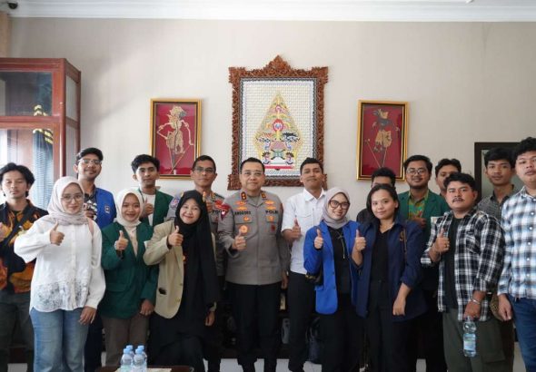 Kapolda DIY Salurkan Bantuan Biaya Hidup bagi 306 Mahasiswa Sumatera Terdampak Banjir Bandang