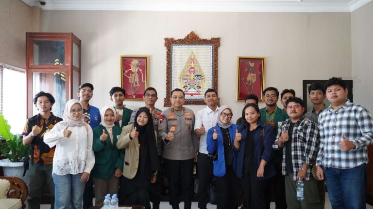 Kapolda DIY Salurkan Bantuan Biaya Hidup bagi 306 Mahasiswa Sumatera Terdampak Banjir Bandang