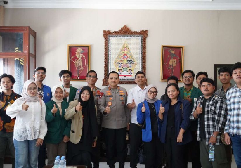 Kapolda DIY Salurkan Bantuan Biaya Hidup bagi 306 Mahasiswa Sumatera Terdampak Banjir Bandang