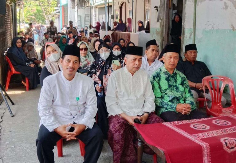 Wujud Ukhuwah Islamiyah: Rustam Nawawi Penyuluh KUA Sewon Sampaikan Belasungkawa di Tarudan Wetan Bangunharjo