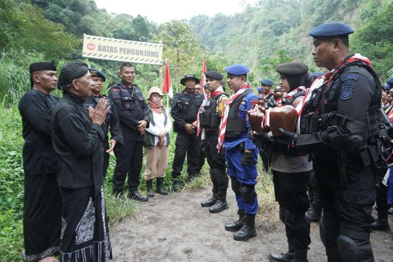 Filosofi dan Budaya: Polda DIY Gelar Prosesi Air Suci Jelang Peringatan Hari Bhayangkara ke-80 Filosofi dan Budaya: Polda DIY Gelar Prosesi Air Suci Jelang Peringatan Hari Bhayangkara ke-80